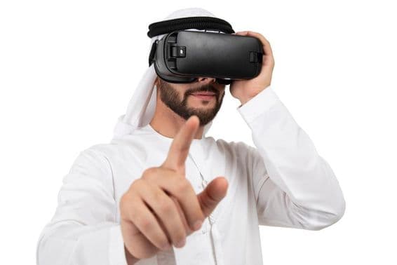 Hombre árabe gesticulando con casco VR.
