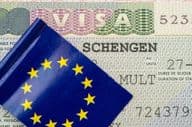 Primer plano de una visa Schengen con la bandera de la UE en Berlín.