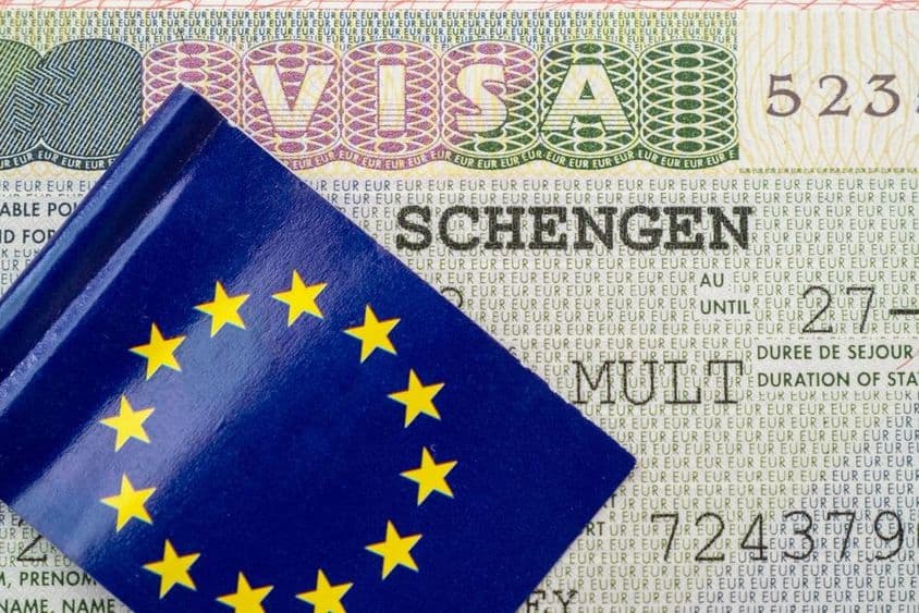Primer plano de una visa Schengen con la bandera de la UE en Berlín.