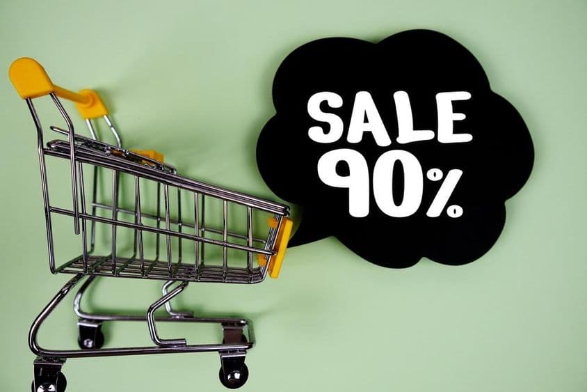 Descuento 90% texto con bocadillo de diálogo y carrito de compras.