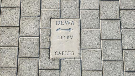 Señal de advertencia de la Autoridad de Electricidad y Agua de Dubái para cables de 132 kV en el suelo.