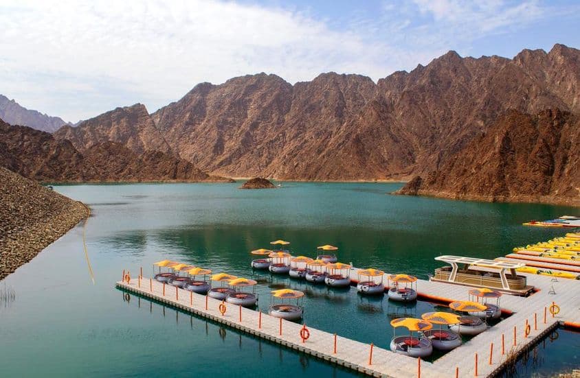 Hermoso lago Hatta de color verde intenso rodeado de las montañas Hajar.