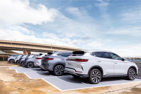 Flota de autos modernos en el estacionamiento de una concesionaria.