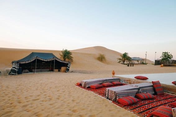 Campamento de tiendas para turistas en el desierto de Al Khatim, Abu Dhabi, Emiratos Árabes Unidos.