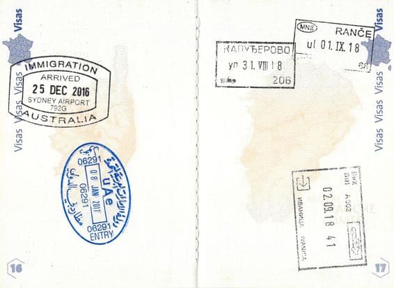 Sellos de inmigración en un pasaporte francés.