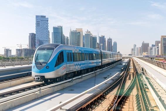 Tren del Metro de Dubai transporte público cerca de la estación Dubai Marina.