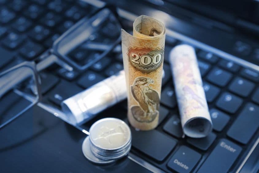 Doscientos, cien, cincuenta dirhams de los Emiratos Árabes Unidos.