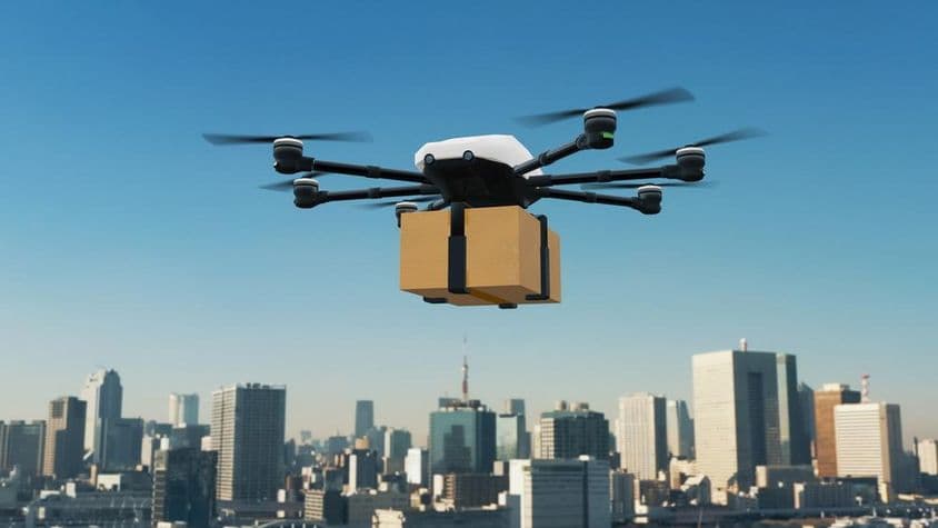 Vehículo aéreo no tripulado autónomo transportando paquetes.