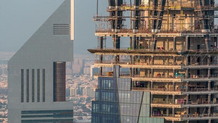 Construcción de un nuevo rascacielos moderno en Dubái.