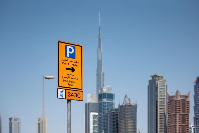 Señalización de zona de estacionamiento de pago en Dubai.