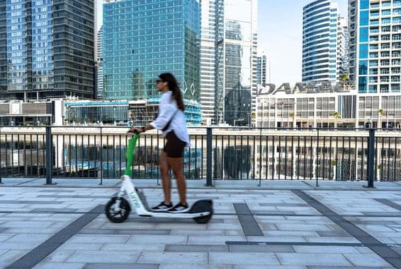 Un scooter eléctrico en el paseo marítimo de Dubái Marina.