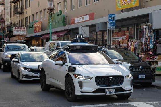 Robotaxi de Waymo navegando por las concurridas y estrechas calles de Chinatown en San Francisco.