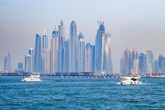 Dubai Marina, vista de rascacielos incluyendo Princess Tower, Ciel y Elite Residences Tower.