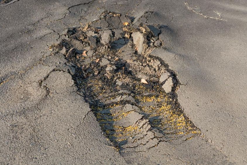 El asfalto de la calle fue removido debido a una ejecución deficiente.