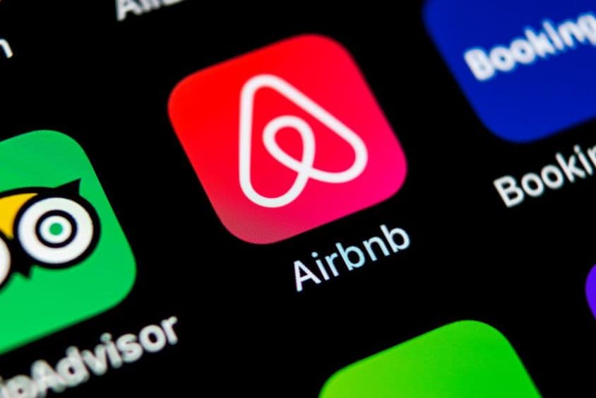 Icono de la app de Airbnb en la pantalla de un Apple iPhone X.