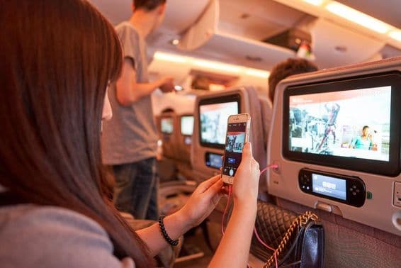 Mujer a bordo del Emirates A380.