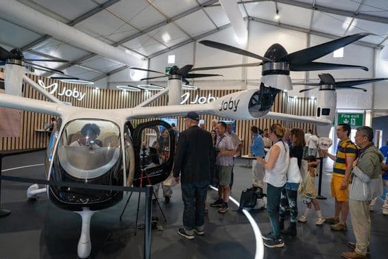 El stand de Joby Aviation en el Salón Internacional Aeroespacial de Farnborough un viernes.
