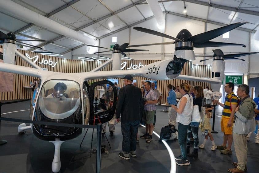 El stand de Joby Aviation en el Salón Internacional Aeroespacial de Farnborough un viernes.