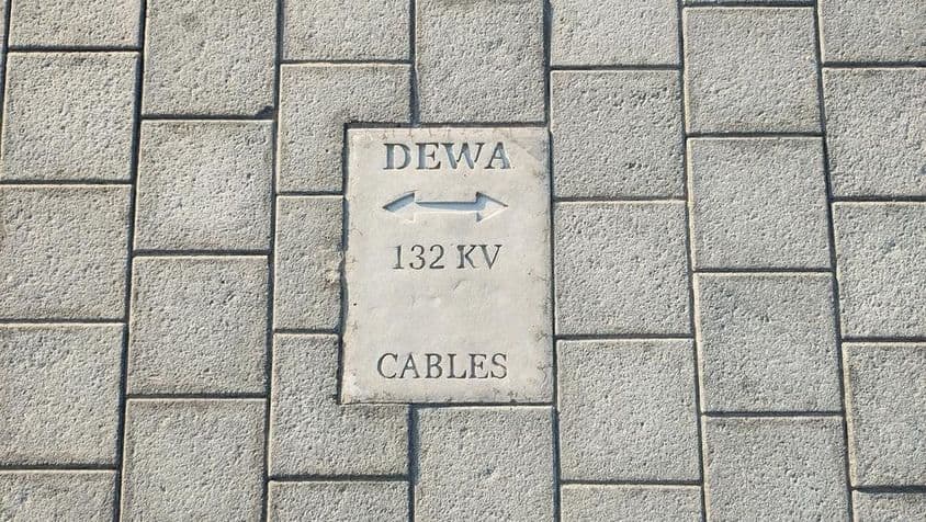 Cartel de la oficina gubernamental de la Autoridad de Electricidad y Agua de Dubái advirtiendo sobre cables de 132 kV.