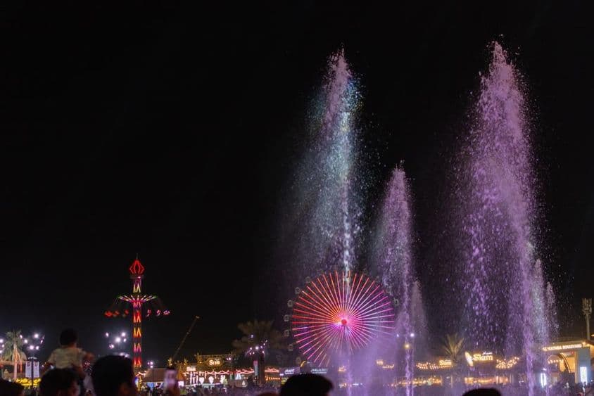 La animada escena nocturna en el Festival Sheikh Zayed con fuentes de agua.