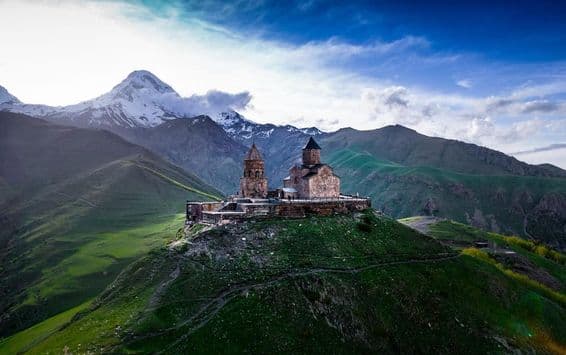 Iglesia de la Trinidad, comúnmente conocida como Monasterio de Kazbegi, cerca del pueblo de Stepantsminda en Georgia.