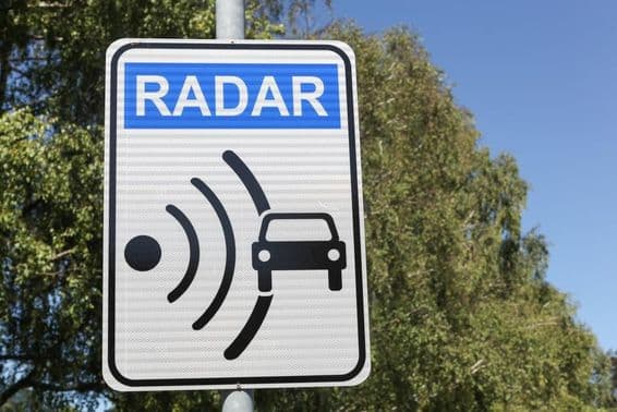 Señal de radar en la carretera.