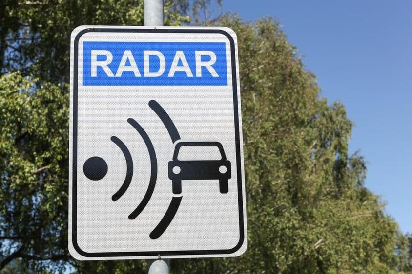 Señal de radar en la carretera.
