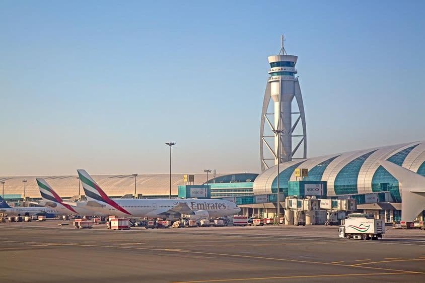 Aviones preparándose para despegar en el aeropuerto de Dubái.