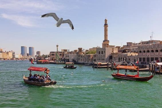 Barcos abra en el Dubai Creek en la ciudad antigua.