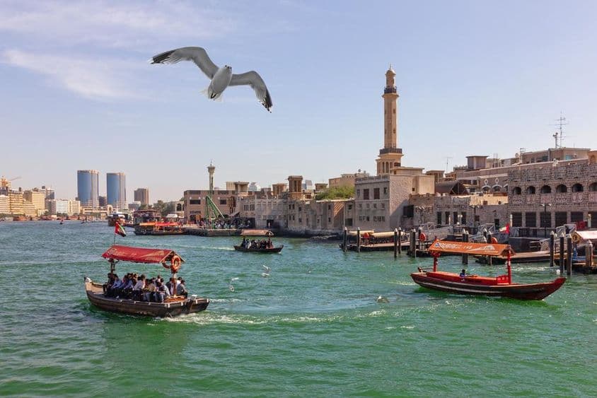 Barcos abra en el Dubai Creek en la ciudad antigua.
