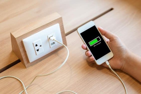 Cargar un smartphone desde un enchufe USB incorporado.