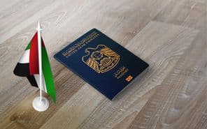 Pasaporte de los Emiratos Árabes Unidos con la bandera nacional.