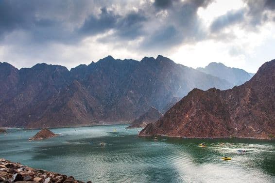 Escenario del lago presa de Hatta en Dubái, EAU al atardecer.