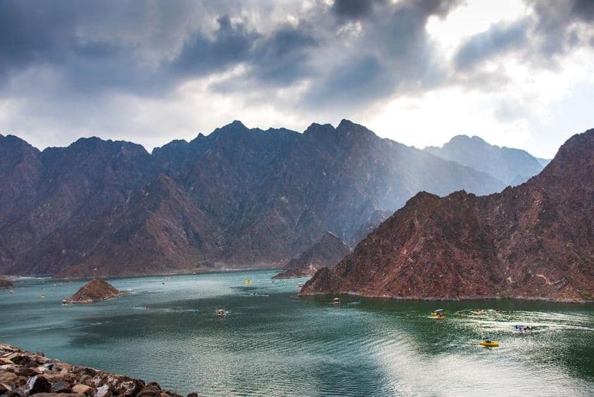 Escenario del lago presa de Hatta en Dubái, EAU al atardecer.