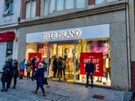 Entrada a la tienda de ropa River Island.