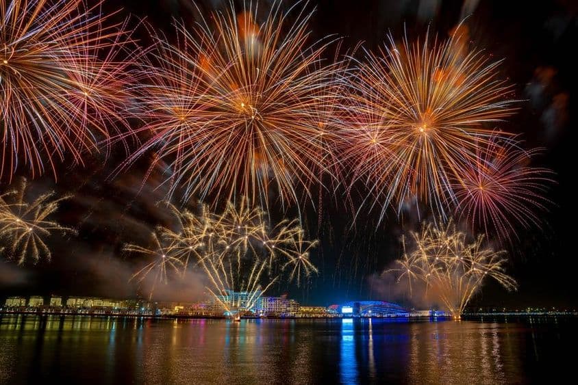 Fuegos artificiales sobre la recientemente inaugurada Yas Bay.