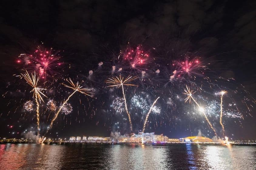 Fuegos artificiales de Año Nuevo en la isla Al Bandar.