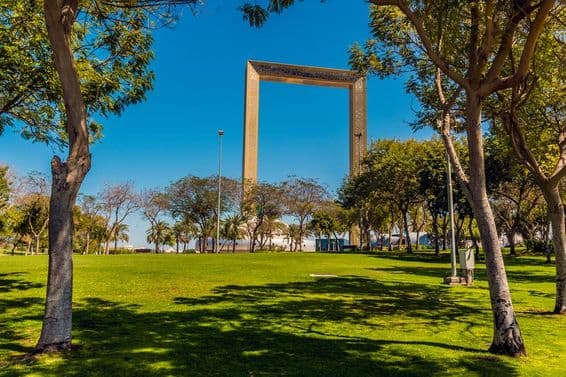 Vista del Parque Zabeel en Dubái, Emiratos Árabes Unidos en primavera.