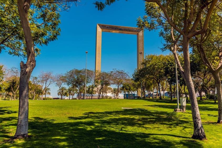 Vista del Parque Zabeel en Dubái, Emiratos Árabes Unidos en primavera.