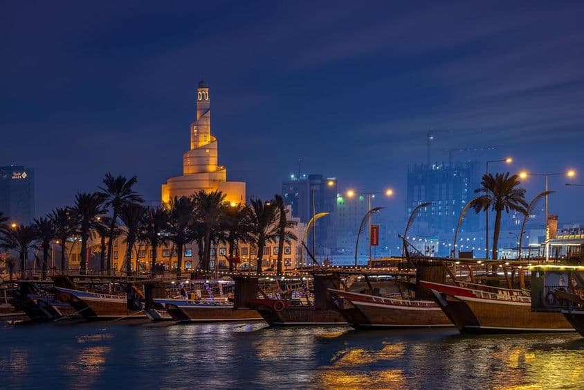 Vista de la Mezquita Fanar desde el puerto de Doha.