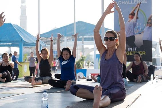 Mujeres haciendo aeróbicos y yoga durante el Reto Fitness de Dubái 2025.