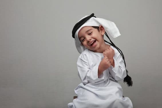 Joven niño con indumentaria árabe tradicional.