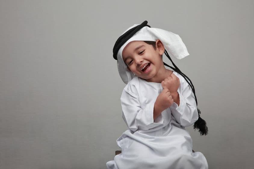 Joven niño con indumentaria árabe tradicional.
