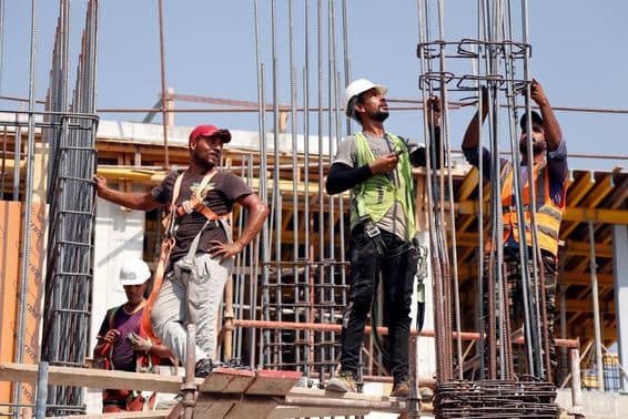 Dubai, Emiratos Árabes Unidos trabajadores masculinos durante la temporada de verano.