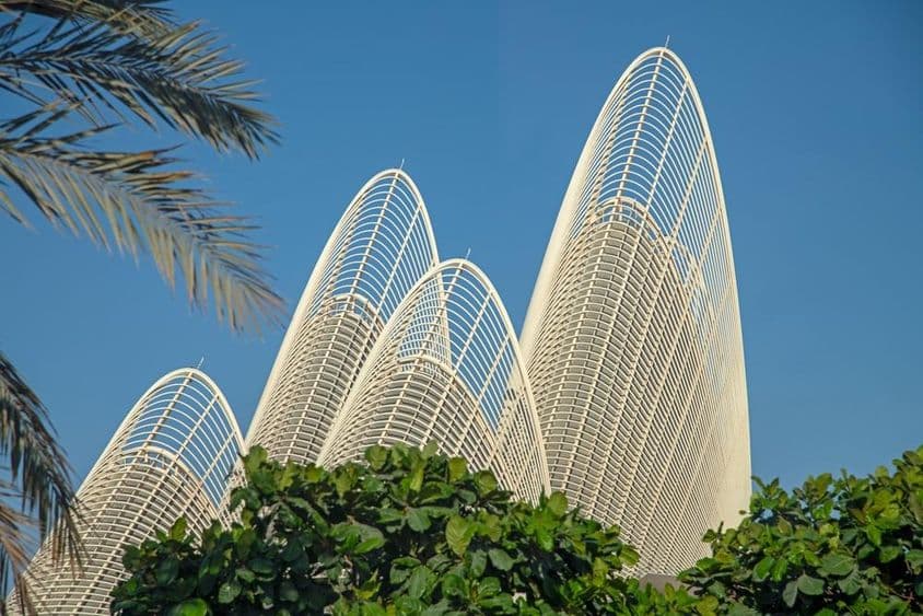 Las torres aladas del Zayed National Museum bajo un cielo azul claro.