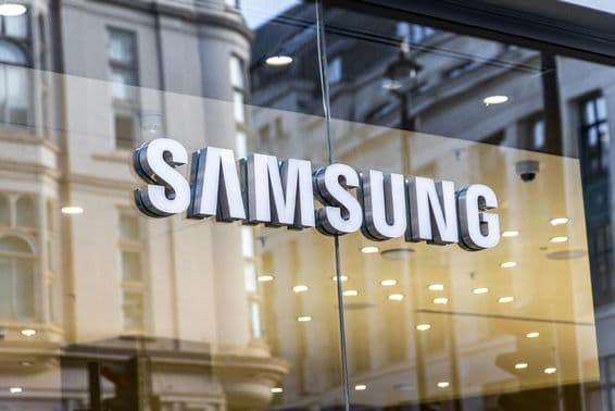 Logotipo de la marca tecnológica Samsung en ventana de vidrio.