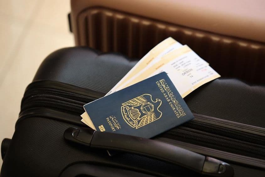 Emiratos Árabes Unidos, pasaporte con boletos en la terminal del aeropuerto.