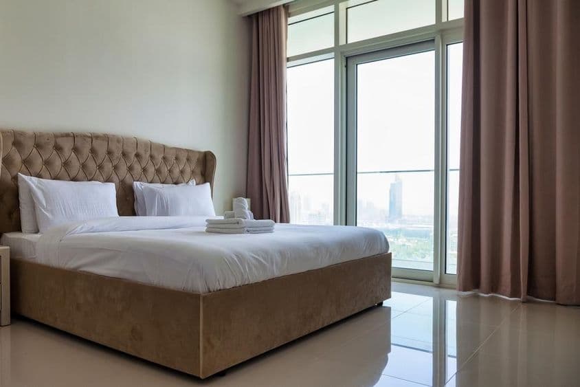 Un dormitorio espacioso en un apartamento moderno.