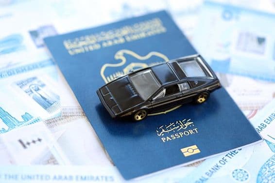 Dirham de los Emiratos Árabes Unidos, coche con pasaporte.