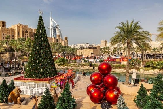 Vista del hotel Burj Al Arab desde Madinat Jumeirah con un árbol de Navidad en Dubái.